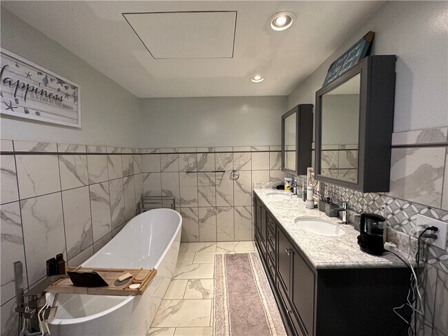 Building Photo - 6840 Haskell Dr