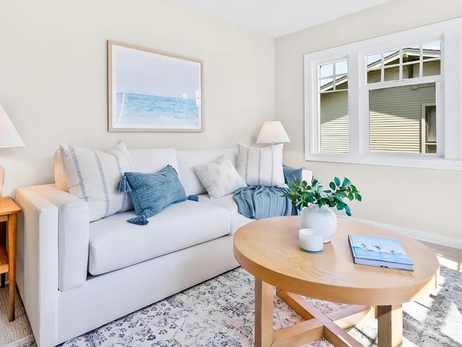 Building Photo - 527 Windham St