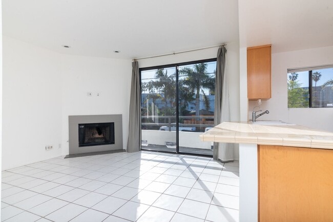 Building Photo - Prime Venice 1Bed/1Bath Condo! Don't Miss Out!