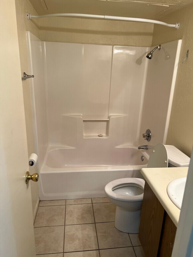 Hall Bath - 542 Methodist