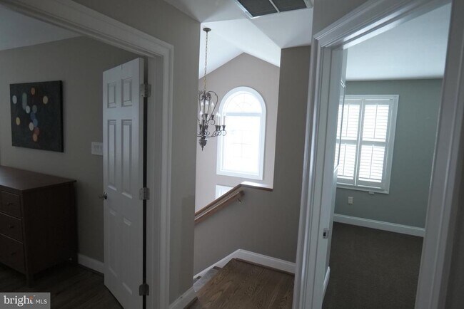 Building Photo - 4536 Fairfield Dr