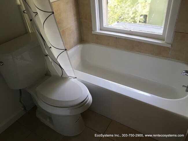 Building Photo - Top Floor Renovated 1 Bed/1 Bath Apartment in Victorian 4-Plex