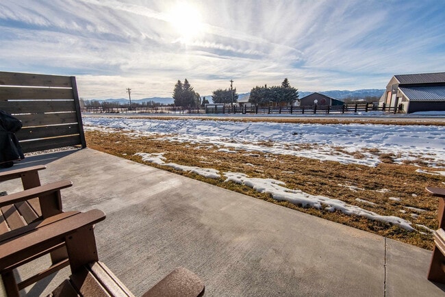 Building Photo - 690 Stone Peak Lp