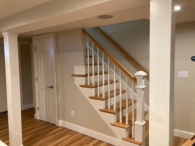Building Photo - Gorgeously Renovated House in Newton 5bed/2.5 Bath - Parking included!