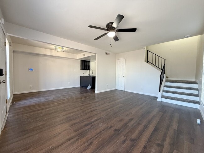 Building Photo - 5220 W Lynwood St
