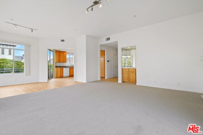 Building Photo - 1325 Arizona Ave