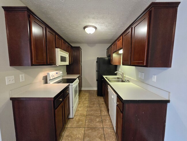 Building Photo - Available IMMEDIATELY!! Updated, 2 Bedroom...