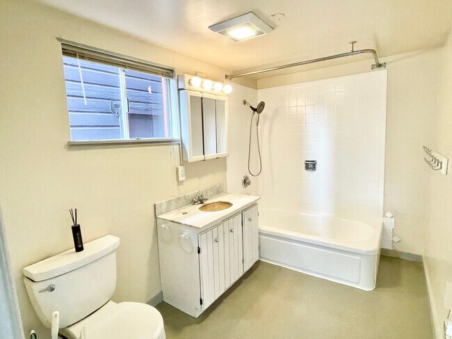 Building Photo - Jr.1BR/1BA Garden Unit NOPA Flat! Laundry!...