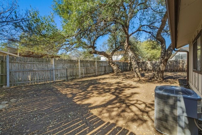 Building Photo - 8904 Pineridge Dr