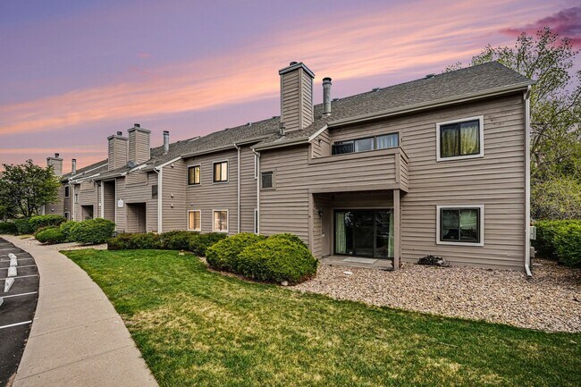 Building Photo - Updated 2 Bedroom 2 Bathroom Condo in Lakewood!