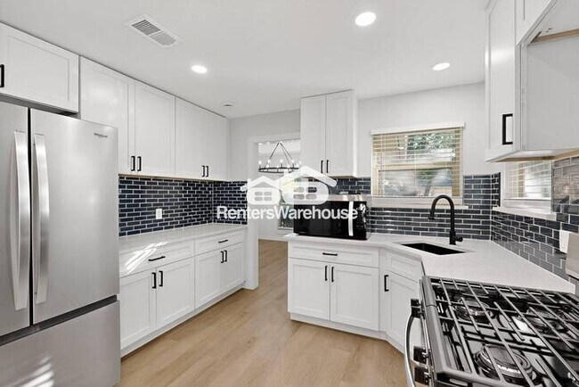 Building Photo - Completely Refreshed NRH Home Move IN Ready.