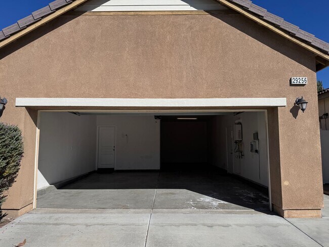 Building Photo - Large Newer Home - 4 Bedroom / 3 1/2 Bath