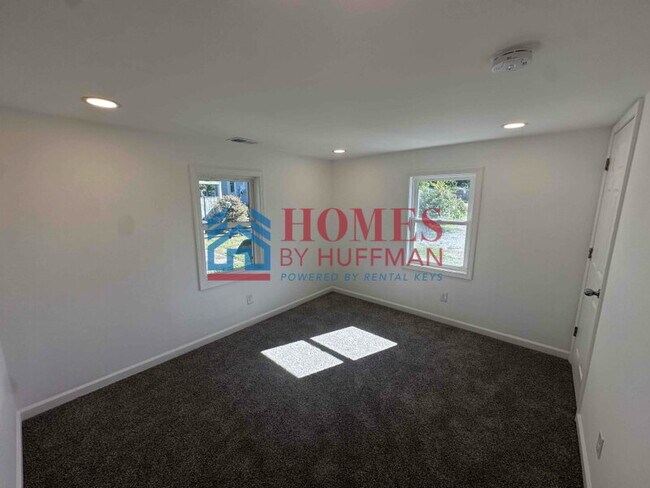 Building Photo - Two Bedroom House | Completely Updated