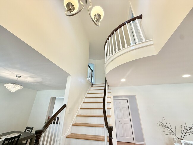 Building Photo - 1046 Crestfield Ave