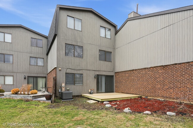 Building Photo - 777 E Golfview Dr