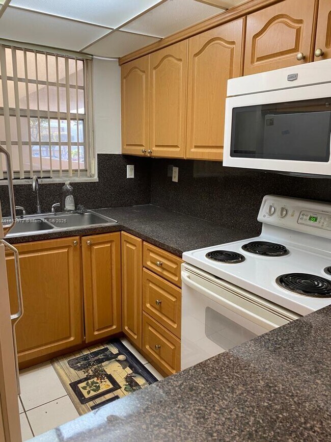 Building Photo - 8810 Fontainebleau Blvd