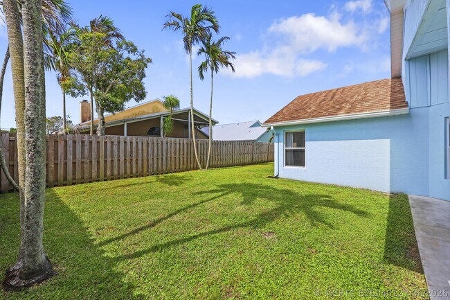 Building Photo - 6238 Pompano St