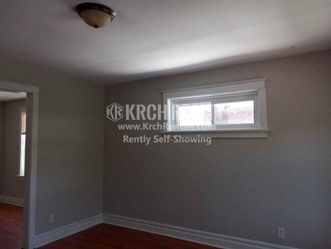 Building Photo - Large, Open House with 3 Bedrooms and 2 Ba...