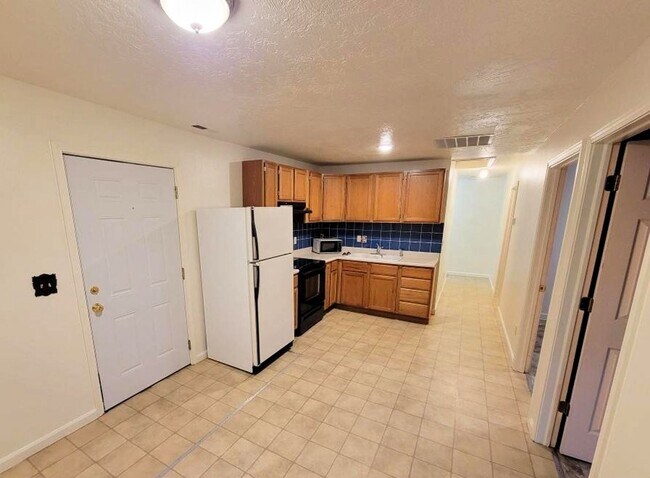 Building Photo - APPROVED APPLICATION* Charming 3 Bedroom Cottage with Private Patio in Lewiston, ID