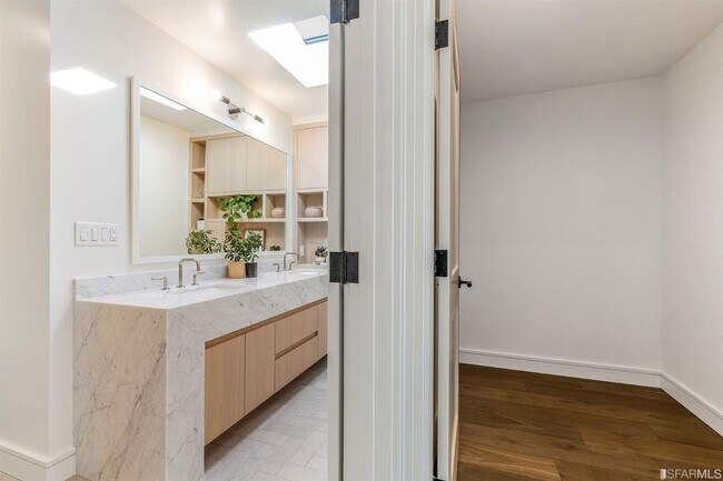 Building Photo - Glen Park: Impressive Top Floor Unfurnishe...