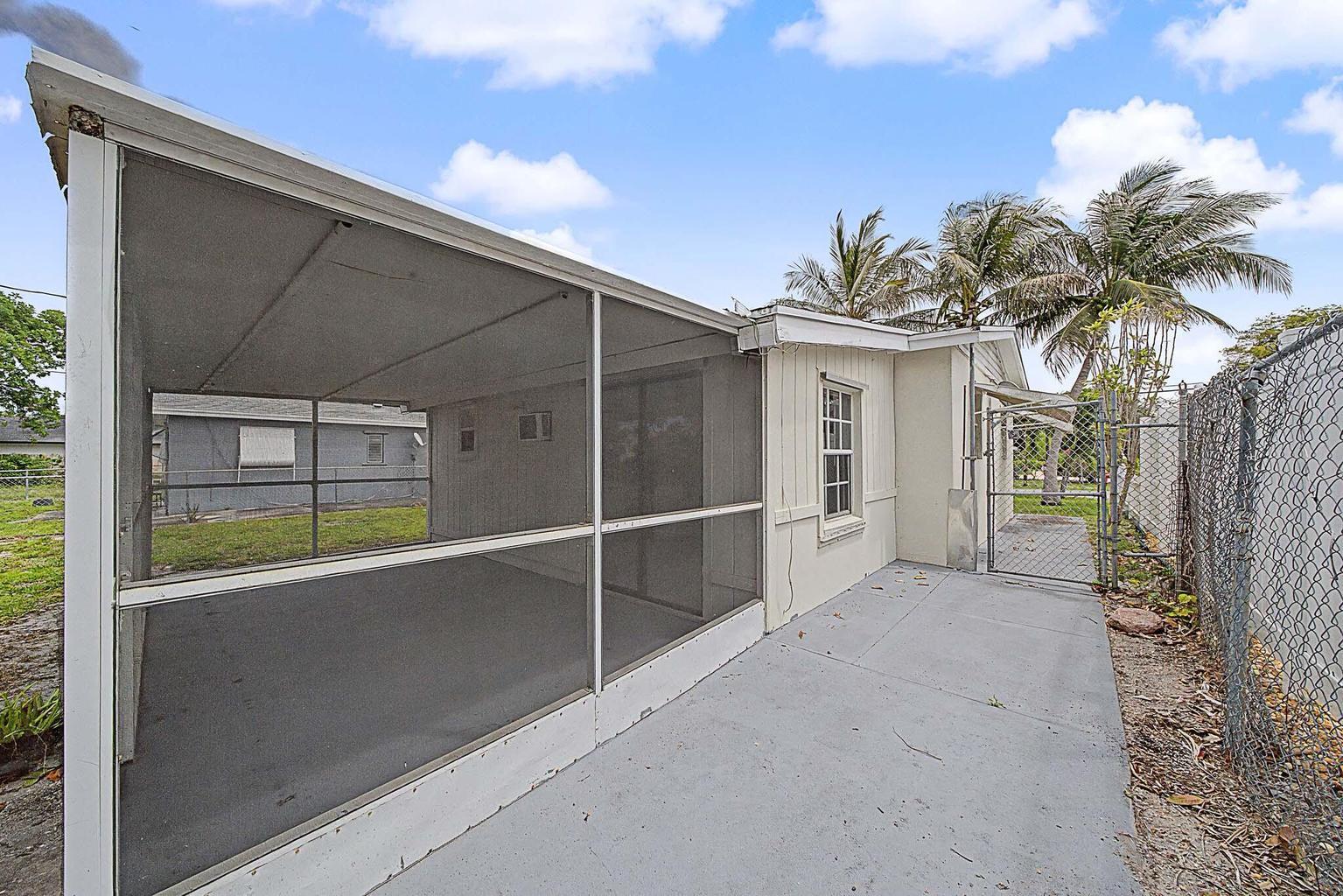 Building Photo - 301 SE 21st Ave