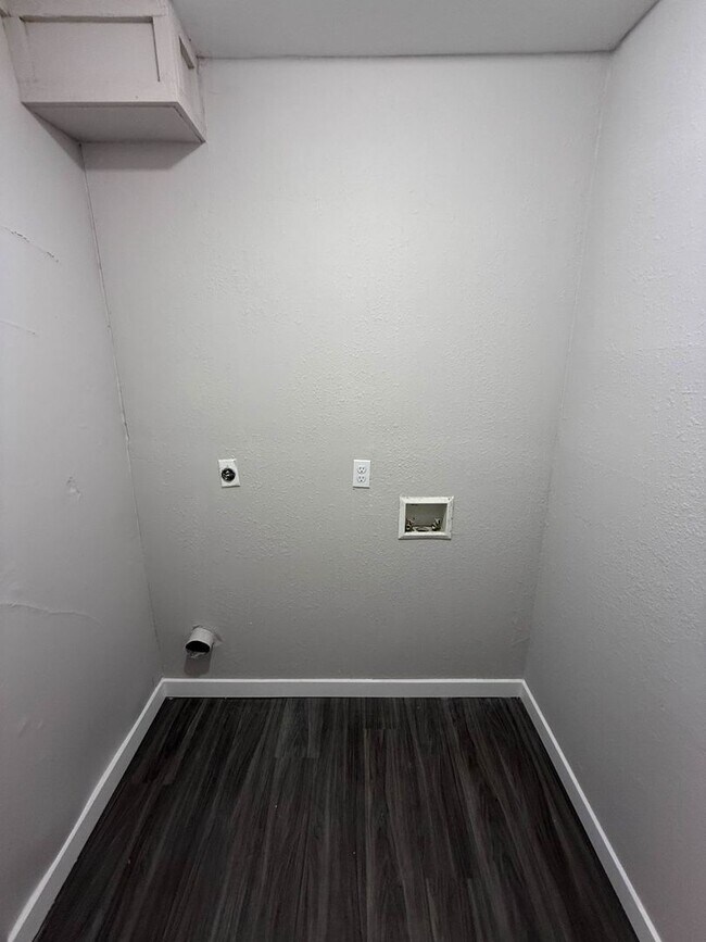 Building Photo - Cozy 4-Bedroom in East Austin!