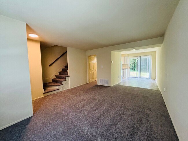 Building Photo - 2 Bedroom, 1.5 Bath Townhouse