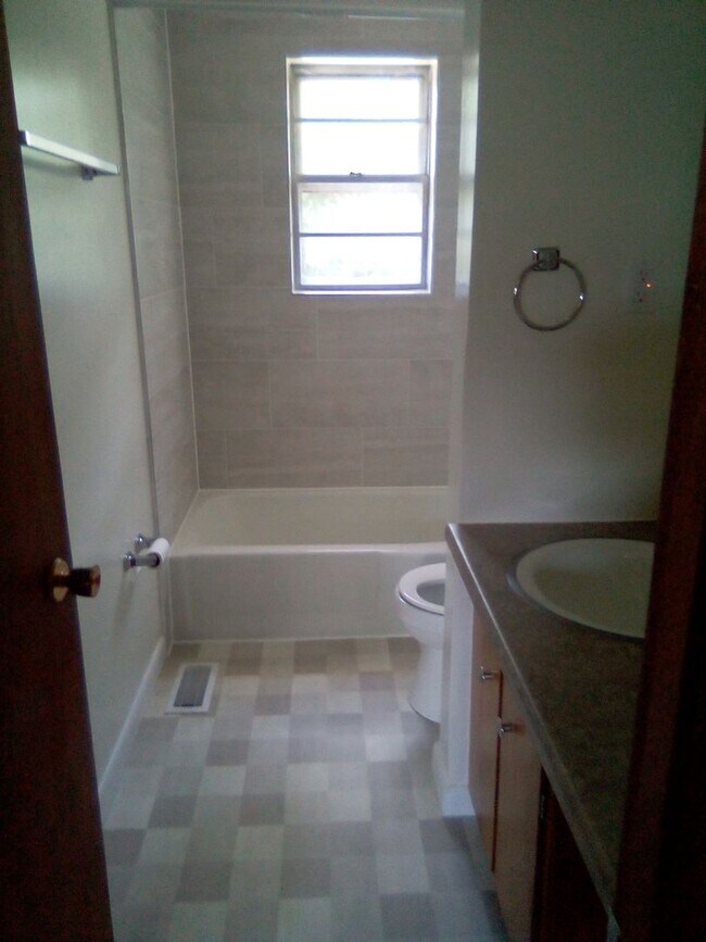 Building Photo - Knoxville 37918 - Beautiful 3 bedroom, 1.5 bath, brick rancher - Call Sharon Arnwine (865) 313-7215