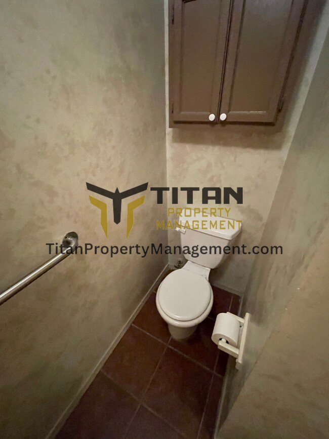 Building Photo - 2 Bed/2 Bath End Unit Apartment