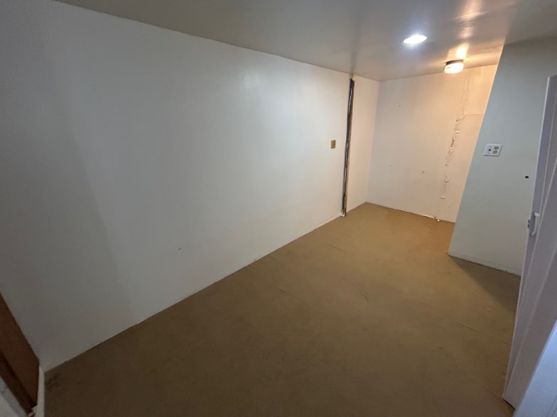 Building Photo - 102 S Main St