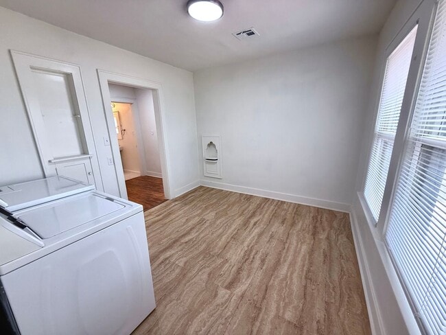 Building Photo - Large 1BD 1BA Duplex in Historic Mesta Par...