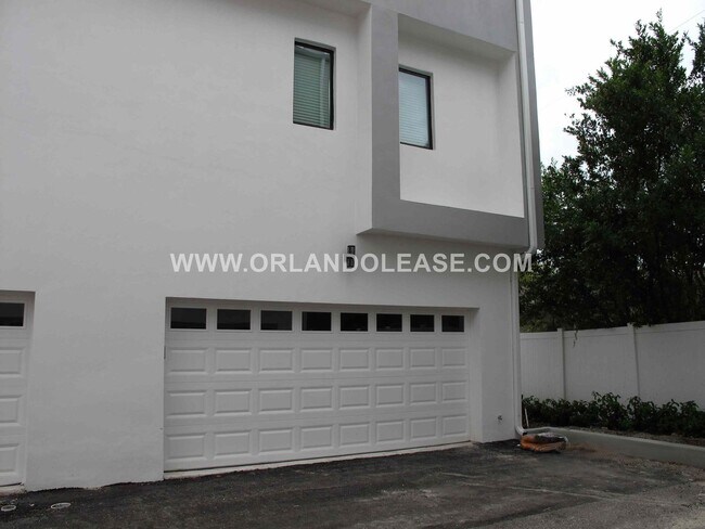 Building Photo - Beautiful 3/3.5 Townhome in the SODO area of Orlando