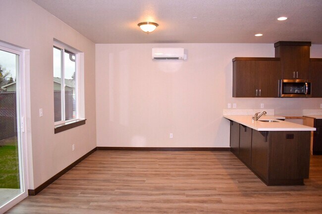 Building Photo - 2 Bedroom 2 Bathroom Duplex in a New Great...