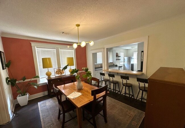 Building Photo - Beautiful 4 Bedroom Home Available