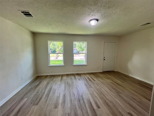 Building Photo - 5915 Beldart St