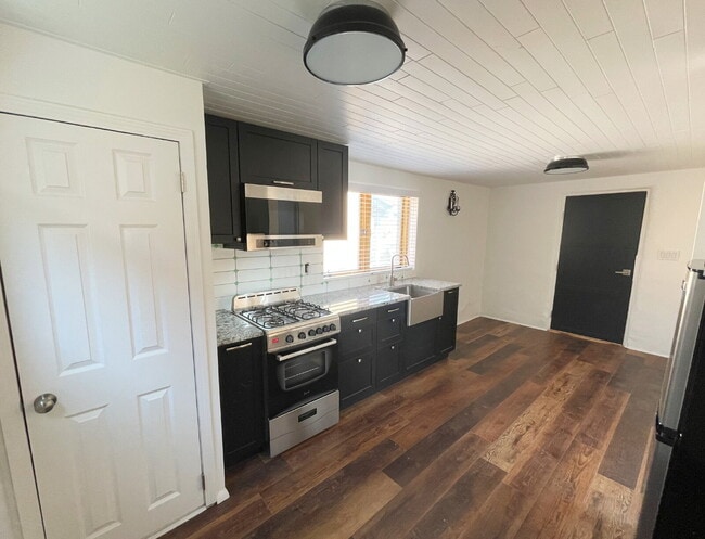 Building Photo - Unbelievable Old Town 1bd! Private compound casita!