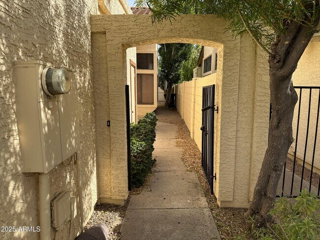 Building Photo - 8919 S Lori Ln