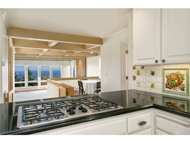Building Photo - Bellevue Somerset Single Family House with View!!