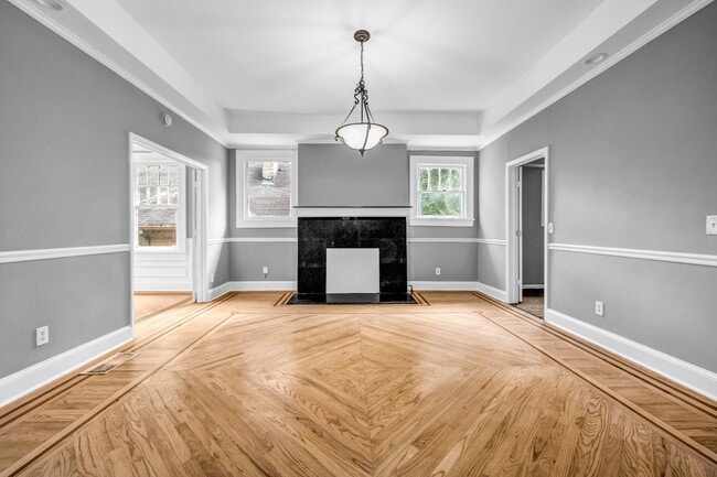 Building Photo - SPACIOUS 6 BEDS | 3 BATHS - IN THE HEART O...