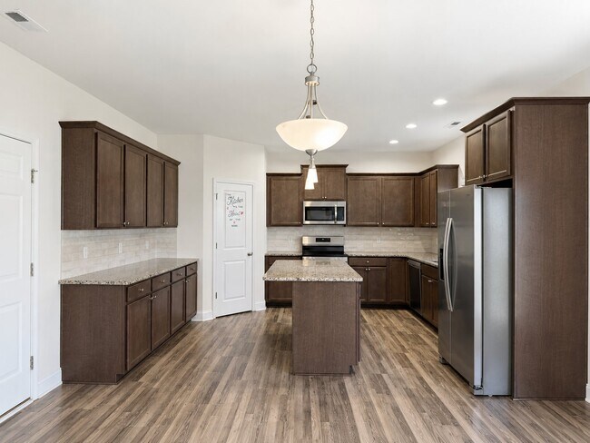 Building Photo - 2120 Lunsford Dr