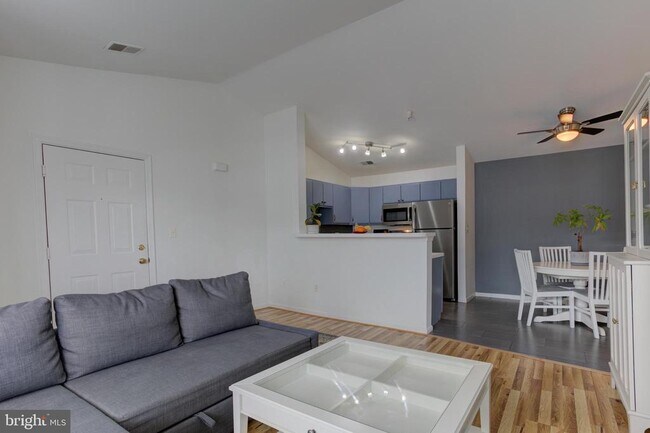 Building Photo - 645 Constellation Square SE