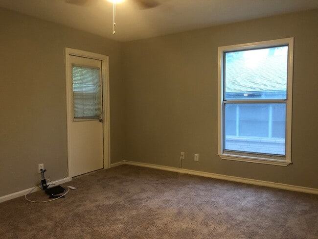Building Photo - 4 Bedroom / 2.5 Baths / 2 Car Garage with ...