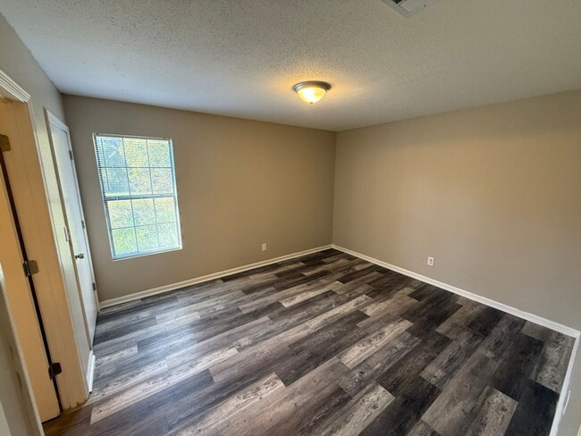 Building Photo - December Move-in Special! 1/2 off first mo...