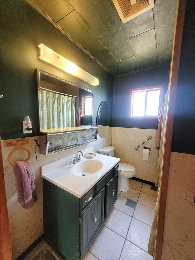 Building Photo - Charming Three Bedroom Home with Large Fen...
