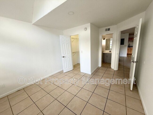 Building Photo - 315 Lakepointe Dr