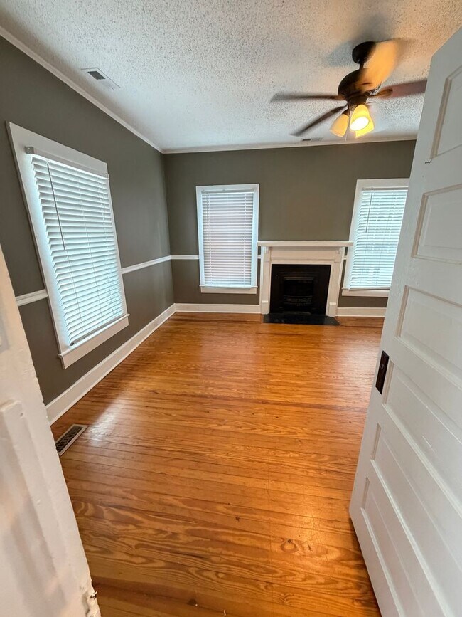 Building Photo - Charming & Spacious 3-Bedroom Home with a Large Fenced Yard!