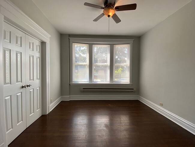 Building Photo - Lakeview 2BR! Near Brown Line & Whole Foods!