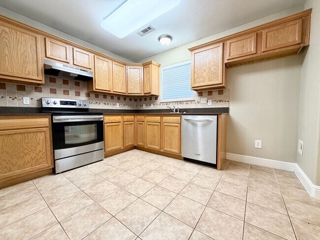 Building Photo - ***501 Bonanza Street***