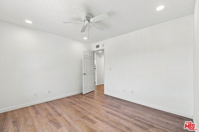 Building Photo - 4355 Chaumont Rd