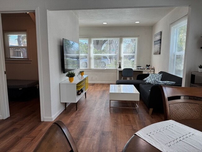 Building Photo - Downtown Sacramento 2 Bedroom, 1 Bath 850 sqft. Townhome for Lease.